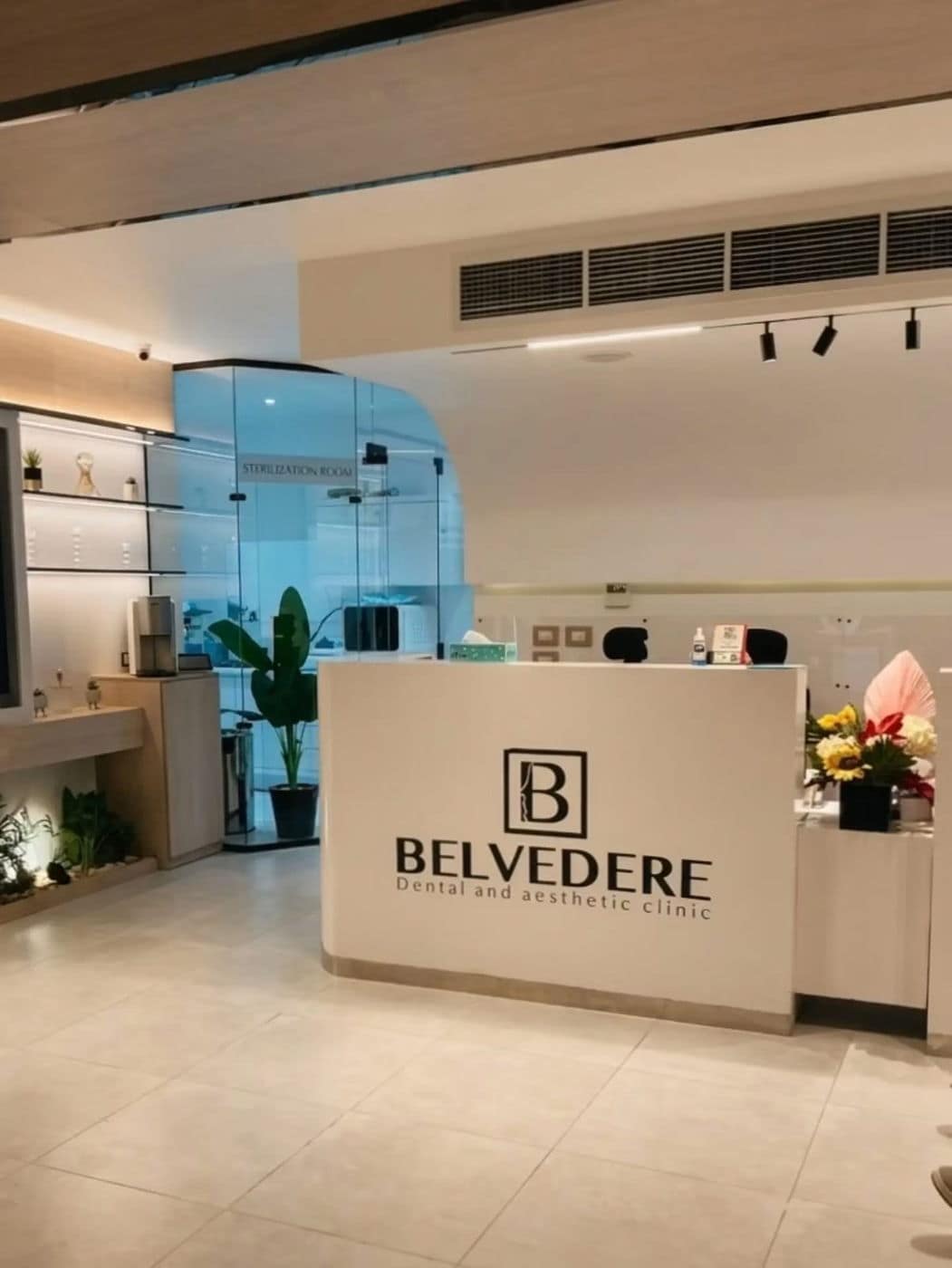 Reception della Belvedere Clinic — un'accoglienza calda e moderna